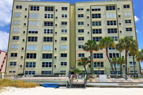 Condo in Saint Petersburg, Florida, 2 bedrooms № 2239795 - photo 24