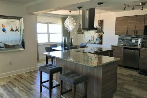 Condo in Saint Petersburg, Florida, 2 bedrooms № 2239795 - photo 6