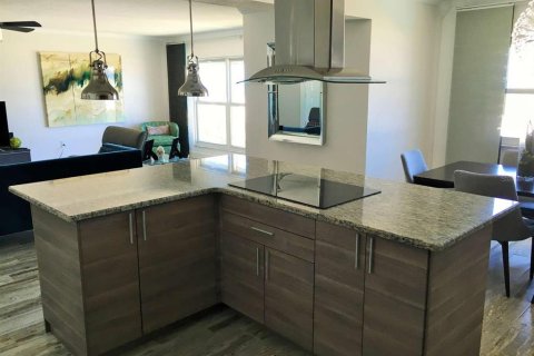 Condo in Saint Petersburg, Florida, 2 bedrooms № 2239795 - photo 12