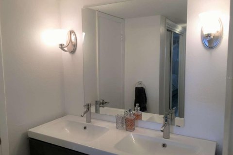 Condo in Saint Petersburg, Florida, 2 bedrooms № 2239795 - photo 16
