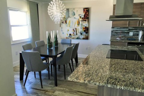 Condo in Saint Petersburg, Florida, 2 bedrooms № 2239795 - photo 9