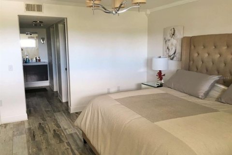 Condo in Saint Petersburg, Florida, 2 bedrooms № 2239795 - photo 15