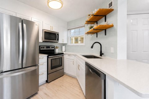 Condo in Indialantic, Florida, 1 bedroom № 2247132 - photo 5