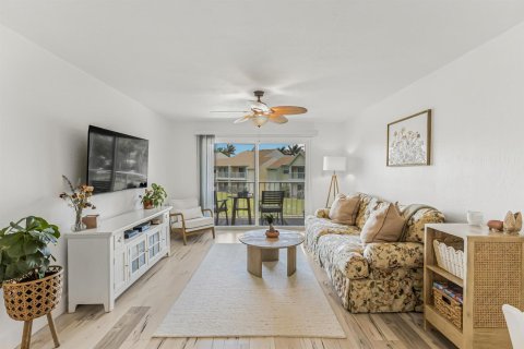 Condo in Indialantic, Florida, 1 bedroom № 2247132 - photo 2