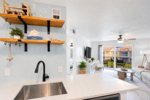 Condo in Indialantic, Florida, 1 bedroom № 2247132 - photo 3