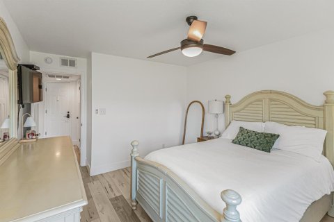 Condo in Indialantic, Florida, 1 bedroom № 2247132 - photo 14