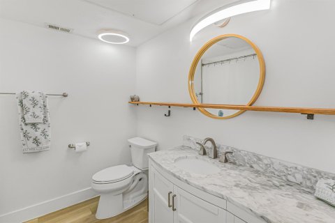 Condo in Indialantic, Florida, 1 bedroom № 2247132 - photo 9