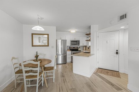 Condo in Indialantic, Florida, 1 bedroom № 2247132 - photo 4