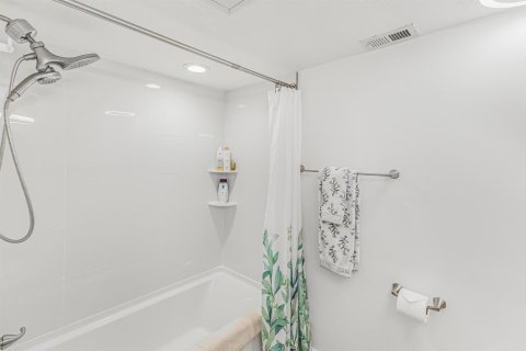 Condo in Indialantic, Florida, 1 bedroom № 2247132 - photo 10