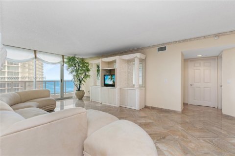 Condo in Sunny Isles Beach, Florida, 2 bedrooms  № 2010320 - photo 6