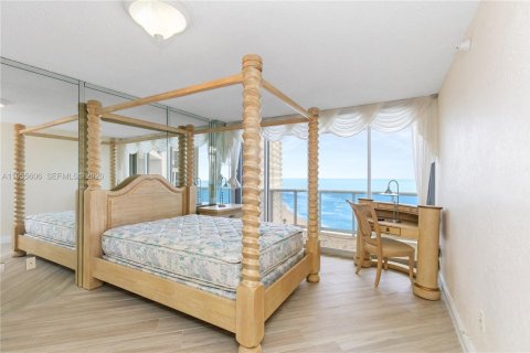 Condo in Sunny Isles Beach, Florida, 2 bedrooms  № 2010320 - photo 14