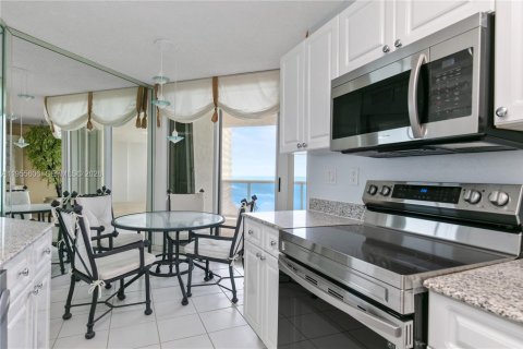 Condo in Sunny Isles Beach, Florida, 2 bedrooms  № 2010320 - photo 12
