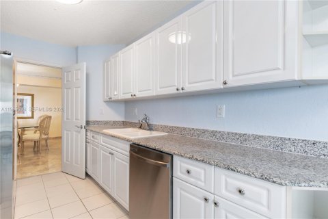 Condo in Sunny Isles Beach, Florida, 2 bedrooms  № 2010320 - photo 10