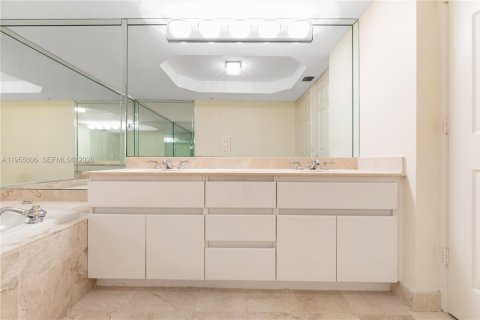 Condo in Sunny Isles Beach, Florida, 2 bedrooms  № 2010320 - photo 16