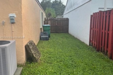 House in Miami, Florida 3 bedrooms, 131.64 sq.m. № 1926189 - photo 16