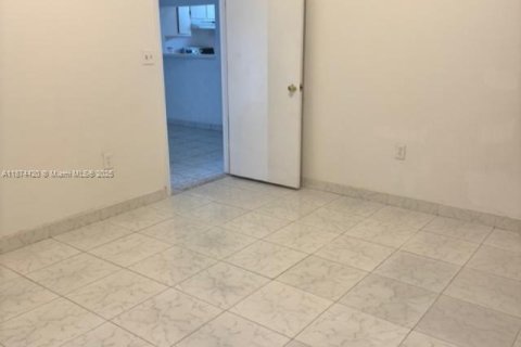House in Miami, Florida 3 bedrooms, 131.64 sq.m. № 1926189 - photo 11