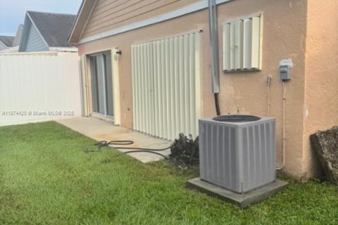 House in Miami, Florida 3 bedrooms, 131.64 sq.m. № 1926189 - photo 17