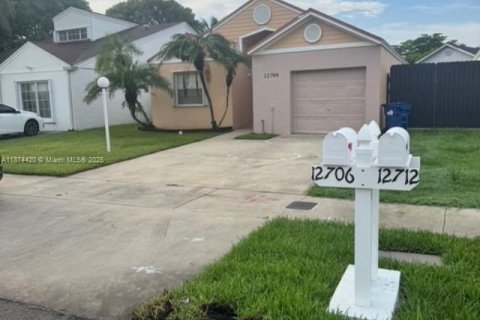 House in Miami, Florida 3 bedrooms, 131.64 sq.m. № 1926189 - photo 1