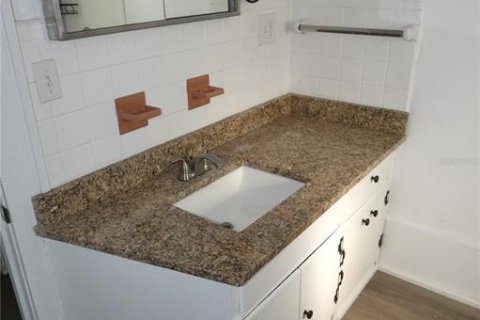 House in Saint Petersburg, Florida 2 bedrooms, 101.45 sq.m. № 1905103 - photo 8