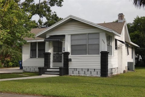 House in Saint Petersburg, Florida 2 bedrooms, 101.45 sq.m. № 1905103 - photo 1