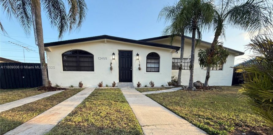 House in Miami, Florida 4 bedrooms, 136.66 sq.m. № 2021104