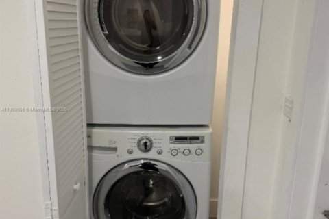 House in Miami, Florida 4 bedrooms, 136.66 sq.m. № 2021104 - photo 7