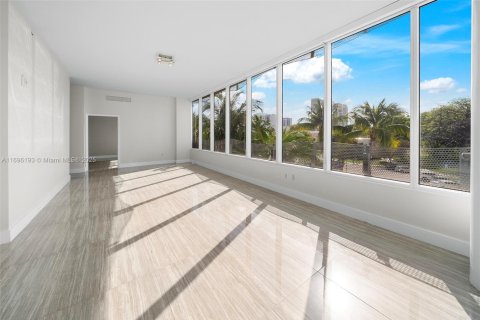 Condo in Miami Beach, Florida, 4 bedrooms  № 1865752 - photo 21