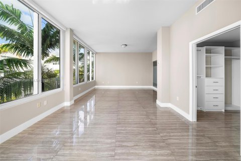 Condo in Miami Beach, Florida, 4 bedrooms  № 1865752 - photo 26