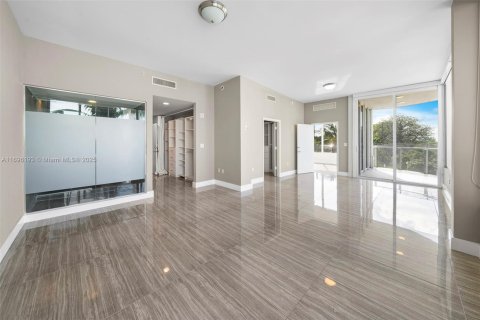 Condo in Miami Beach, Florida, 4 bedrooms  № 1865752 - photo 27