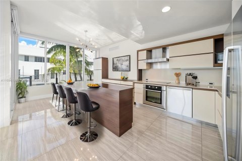 Condo in Miami Beach, Florida, 4 bedrooms  № 1865752 - photo 4