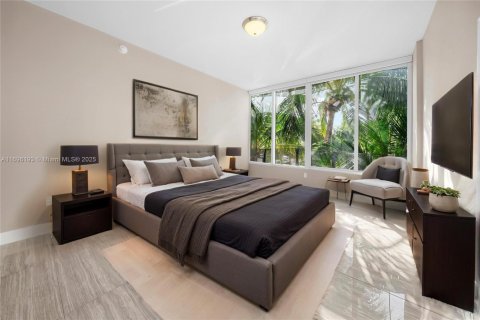 Condo in Miami Beach, Florida, 4 bedrooms  № 1865752 - photo 10