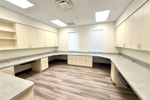 Commercial property in Tampa, Florida 476.5 sq.m. № 2197098 - photo 5