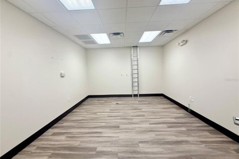 Commercial property in Tampa, Florida 476.5 sq.m. № 2197098 - photo 6