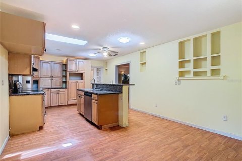House in Winter Haven, Florida 4 bedrooms, 339.56 sq.m. № 1885584 - photo 16