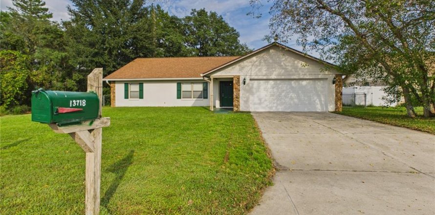 House in Ocala, Florida 3 bedrooms, 189.71 sq.m. № 2393547