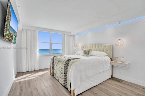 Condo in Hollywood, Florida, 1 bedroom № 2026672 - photo 19