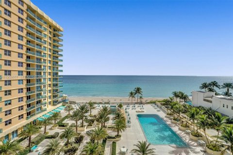 Condo in Hollywood, Florida, 1 bedroom № 2026672 - photo 29
