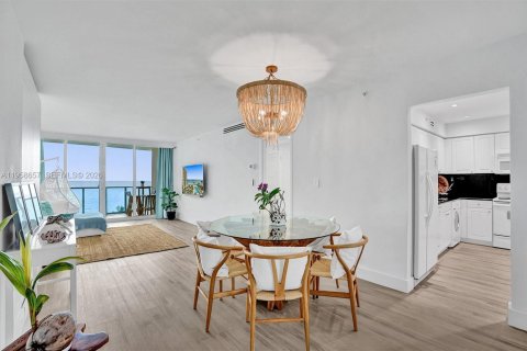 Condo in Hollywood, Florida, 1 bedroom № 2026672 - photo 3