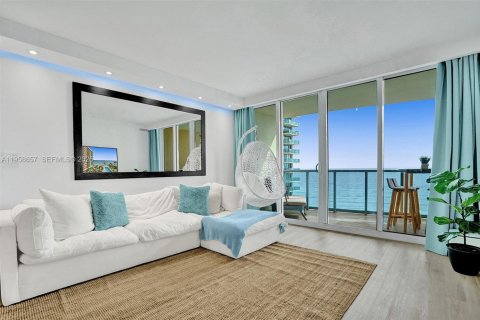 Condo in Hollywood, Florida, 1 bedroom № 2026672 - photo 2