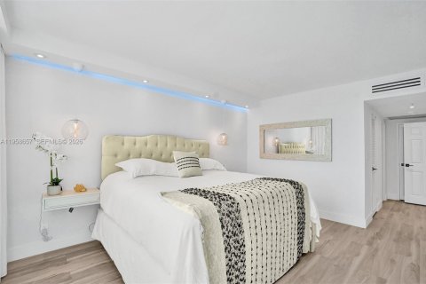 Condo in Hollywood, Florida, 1 bedroom № 2026672 - photo 20