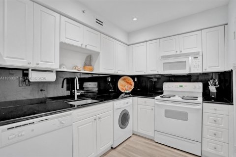 Condo in Hollywood, Florida, 1 bedroom № 2026672 - photo 14