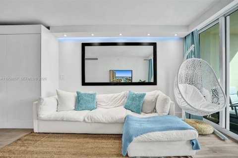Condo in Hollywood, Florida, 1 bedroom № 2026672 - photo 11