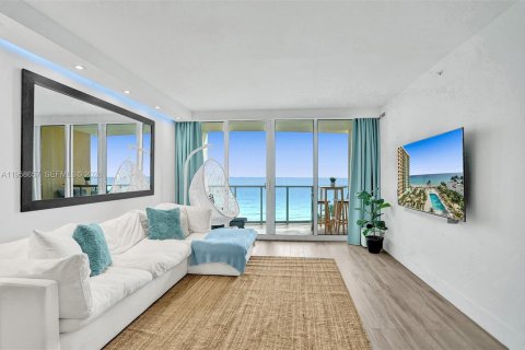 Condo in Hollywood, Florida, 1 bedroom № 2026672 - photo 4