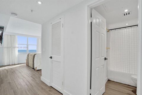 Condo in Hollywood, Florida, 1 bedroom № 2026672 - photo 17