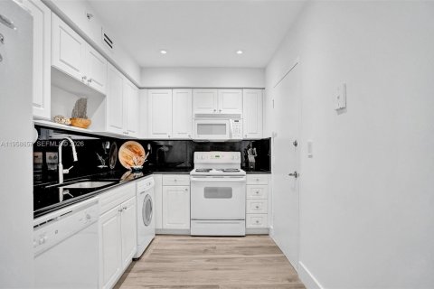 Condo in Hollywood, Florida, 1 bedroom № 2026672 - photo 13