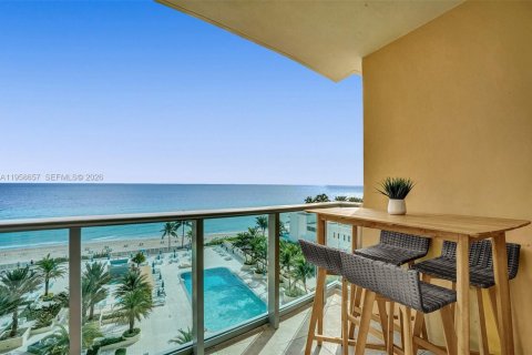 Condo in Hollywood, Florida, 1 bedroom № 2026672 - photo 27