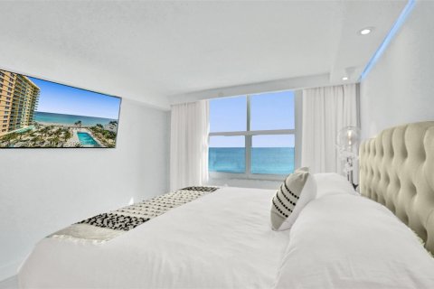 Condo in Hollywood, Florida, 1 bedroom № 2026672 - photo 22