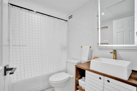 Condo in Hollywood, Florida, 1 bedroom № 2026672 - photo 18