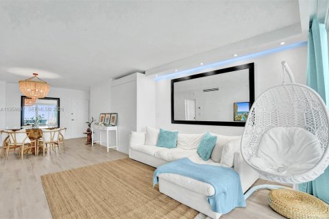 Condo in Hollywood, Florida, 1 bedroom № 2026672 - photo 9