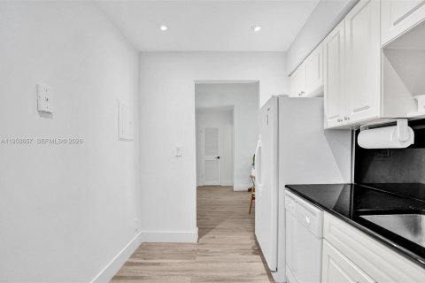 Condo in Hollywood, Florida, 1 bedroom № 2026672 - photo 16